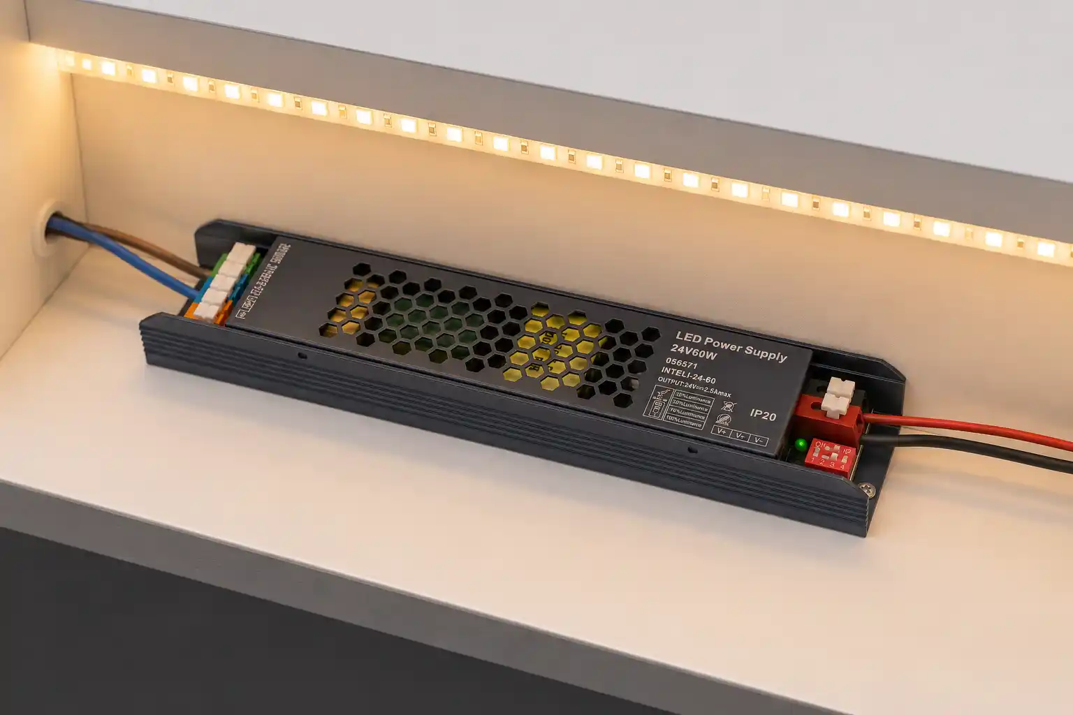 Výkon a účinnost LED napájecího zdroje INTELI 24V 60W doporučené zatížení 48W pro LED pásky v interiéru